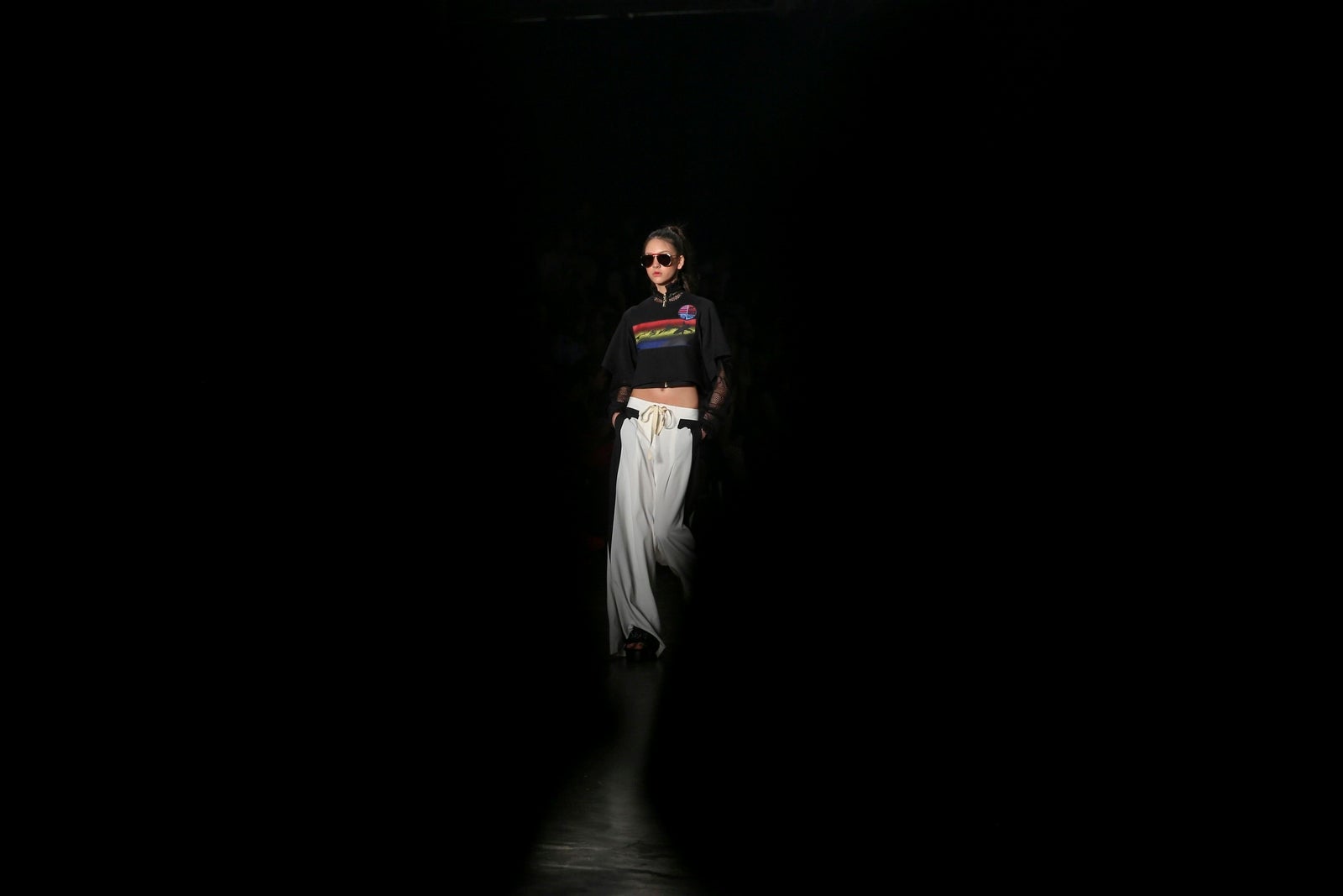 Una modelo luce creaciones de la firma Juliana Jabour durante un desfile de la Semana de la Moda de Sao Paulo (Brasil).