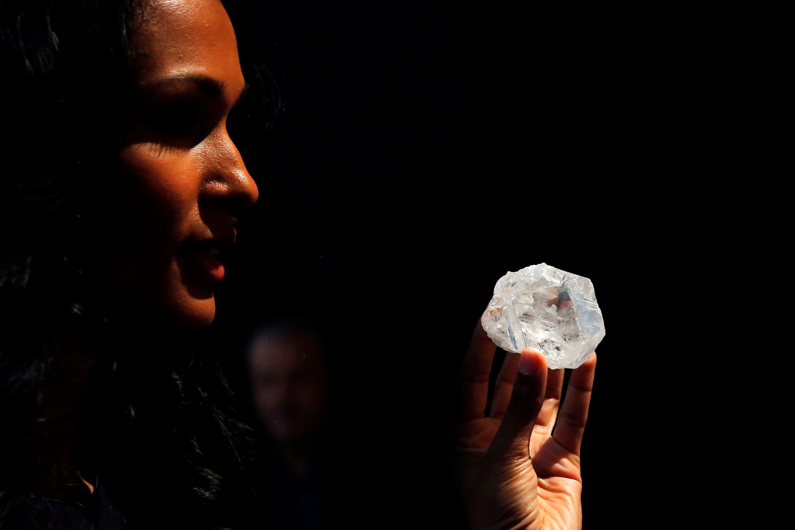 Un modelo muestra el diamante de 1.109 quilates "Lesedi La Rona" en Sotheby en el condado de Manhattan de Nueva York, EE.UU