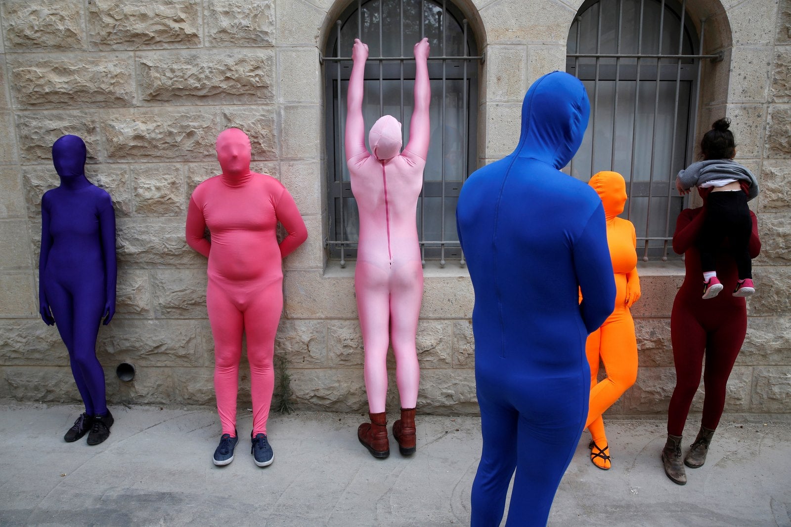 Los miembros de la Prizma Ensemble vistiendo monos de color en la 6ª Paseo de Jane Jerusalén en Jerusalén
