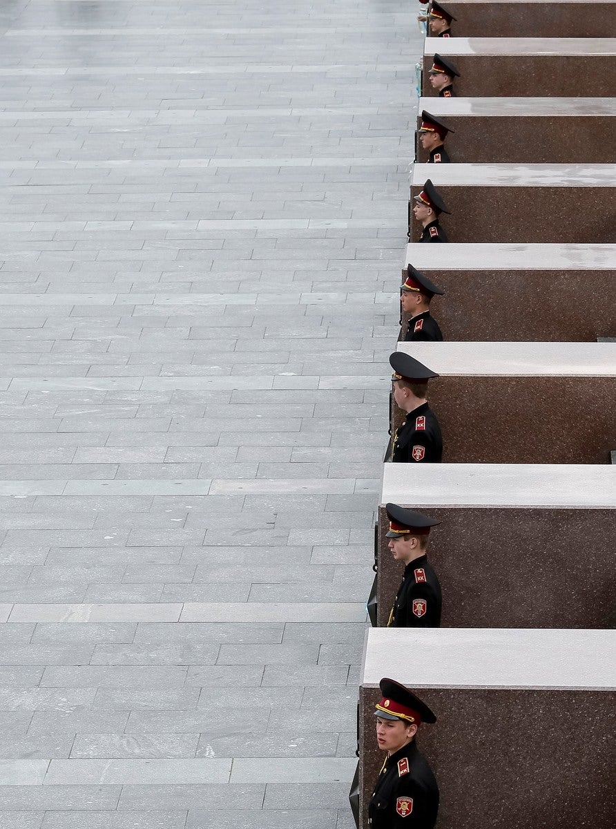 Cadetes militares toman parte en una ceremonia para conmemorar el 71 aniversario de la victoria sobre la Alemania nazi en la Segunda Guerra Mundial en el museo de la Segunda Guerra Mundial en Kiev, Ucrania