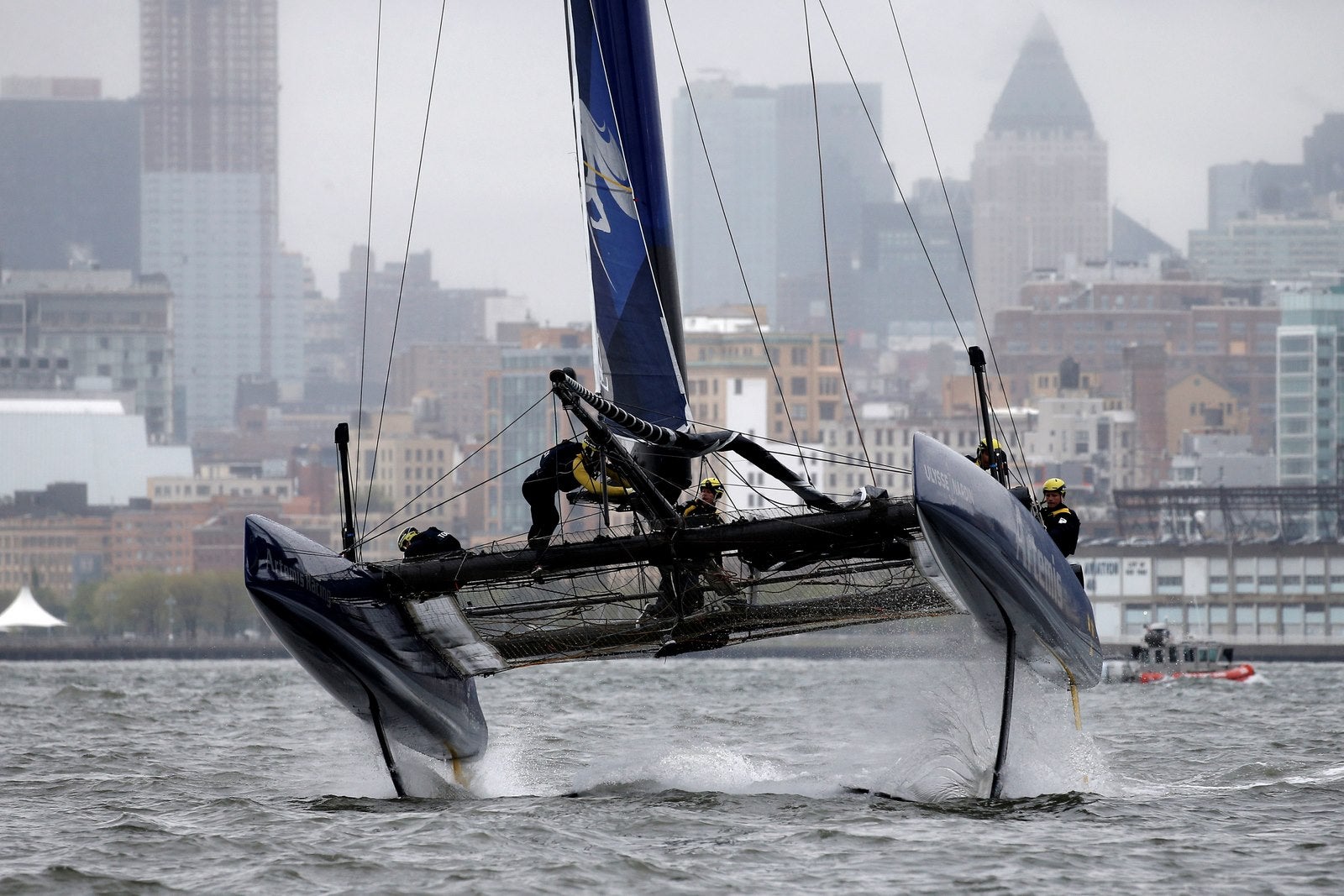 Velero de la regata Artemis Racing sale del agua, ya que hacen un giro durante en la Serie Mundial de la Copa América en Nueva York