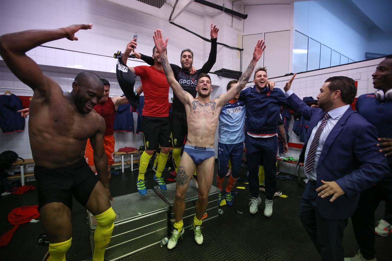 Los jugadores celebran la salvación en el Pizjuán
