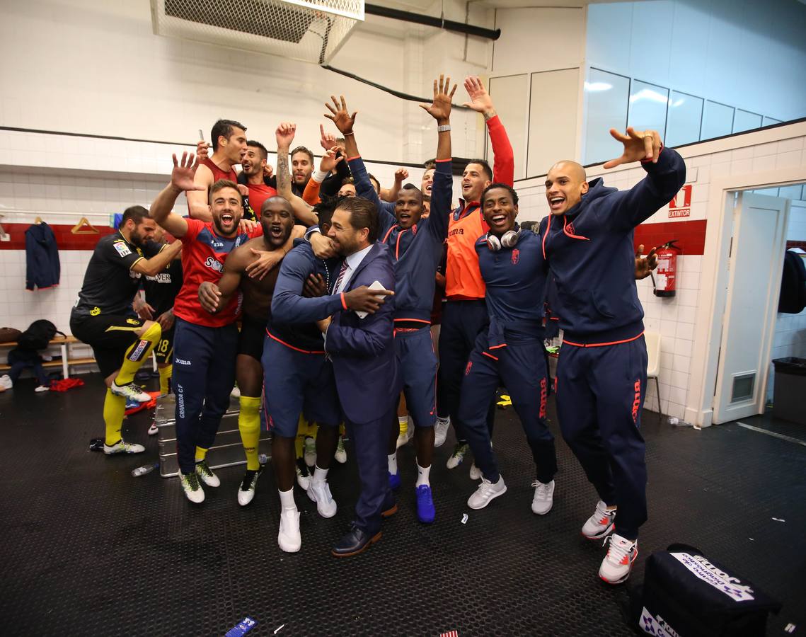 Los jugadores celebran la salvación en el Pizjuán