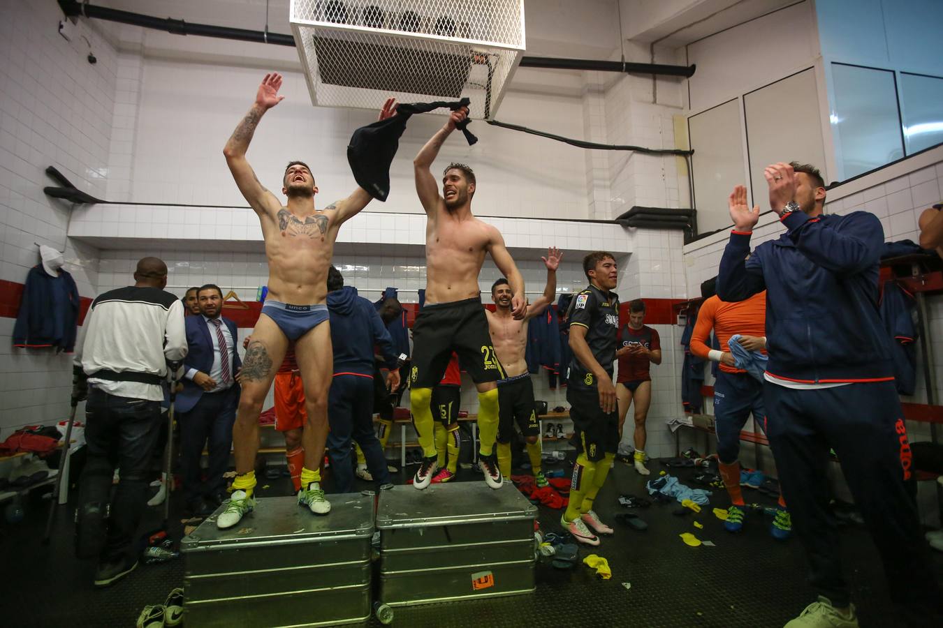 Los jugadores celebran la salvación en el Pizjuán