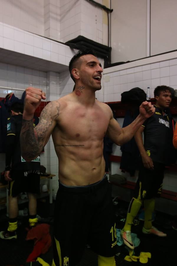 Los jugadores celebran la salvación en el Pizjuán