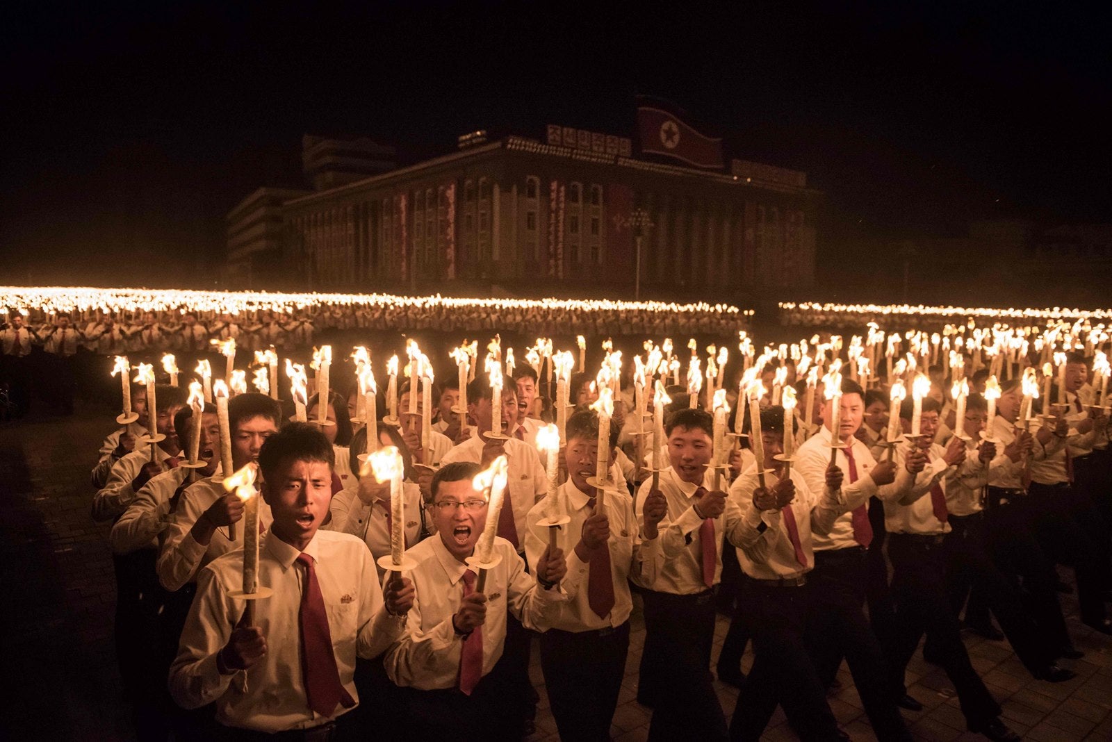 Artistas participarán en un desfile de antorchas en la plaza Kim Il-Sung durante las festividades que marcan el final del 7º Congreso Partido de los Trabajadores en la plaza Kim Il-Sung en Pyongyang