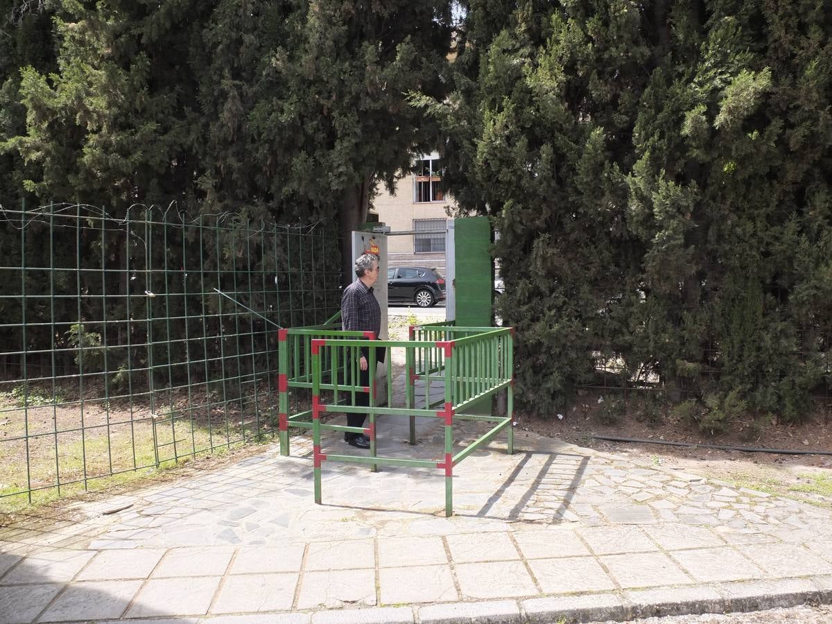 Paso peatonal en la calle Azahara, que cierra de noche.
