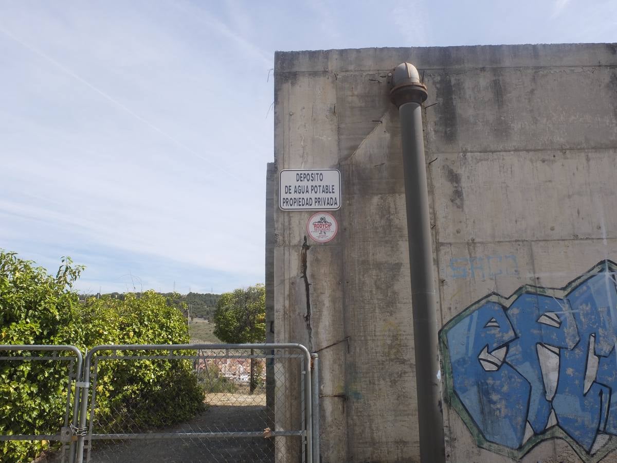 Depósito de agua, con cartel de 'privado'.