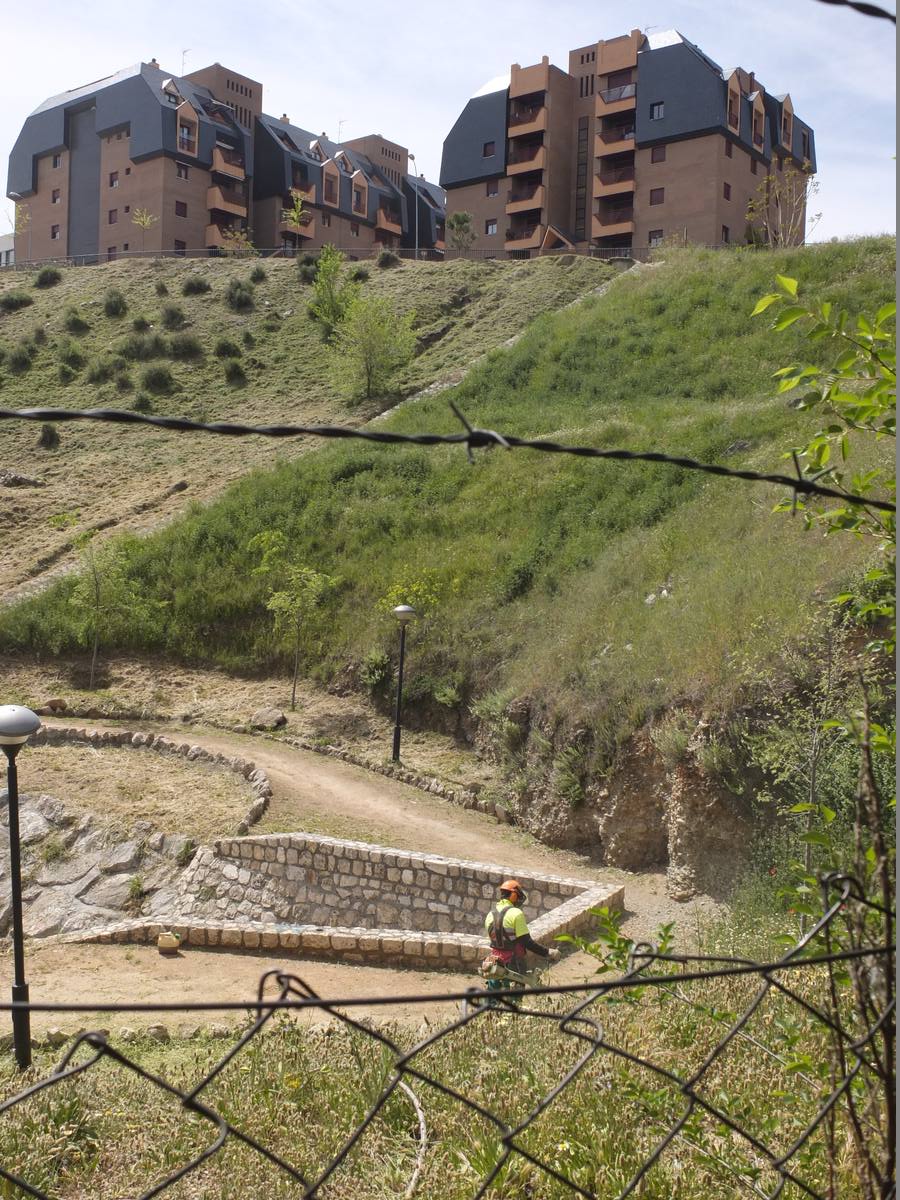 Desde 'La Pradera', los Altos del Serrallo, otro camino infranqueable.