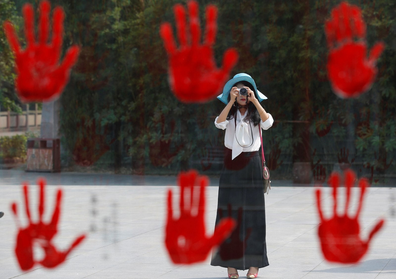 Un visitante toma una imagen de una mano marcación de pantalla impresiones de héroes de guerra desde la Guerra de Resistencia contra el Japón, en Jianchuan Museo Cluster en Anren, provincia de Sichuan, China