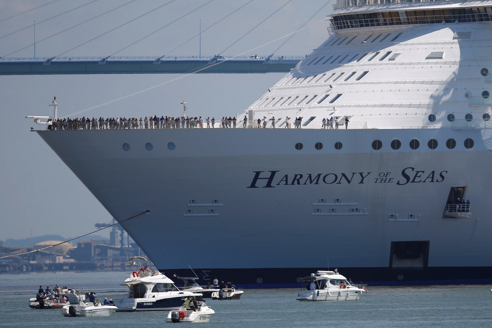 La nave de la clase Seas abandona el astillero STX Les Chantiers de l'Atlantique en Saint-Nazaire, Francia