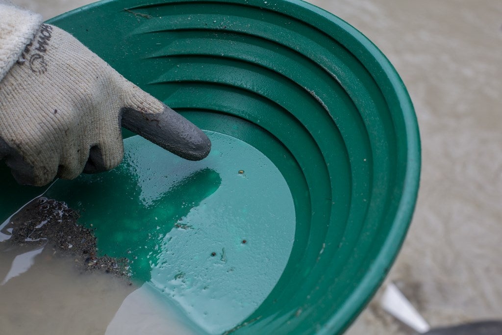¿Cómo se busca oro en el río Genil?