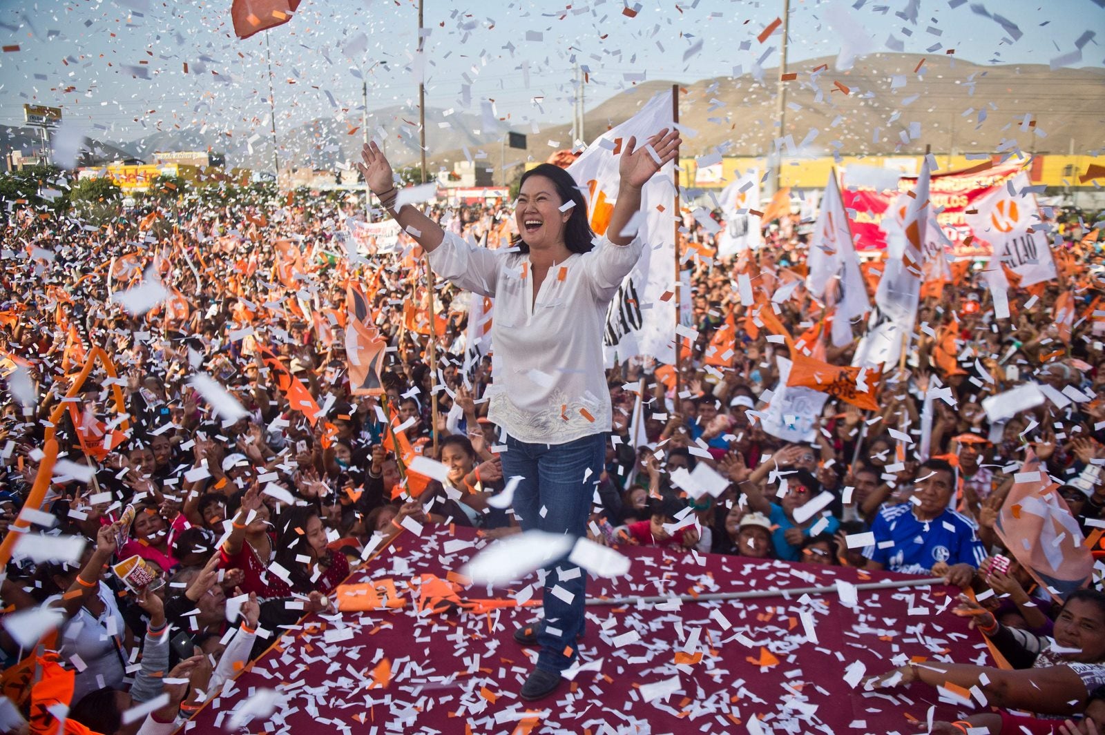 La candidata a la presidencia del Perú por el partido Fuerza Popular e hija del encarcelado ex presidente peruano (1990-2000) Alberto Fujimori, Keiko Fujimori, saluda durante un mitin en Lima.