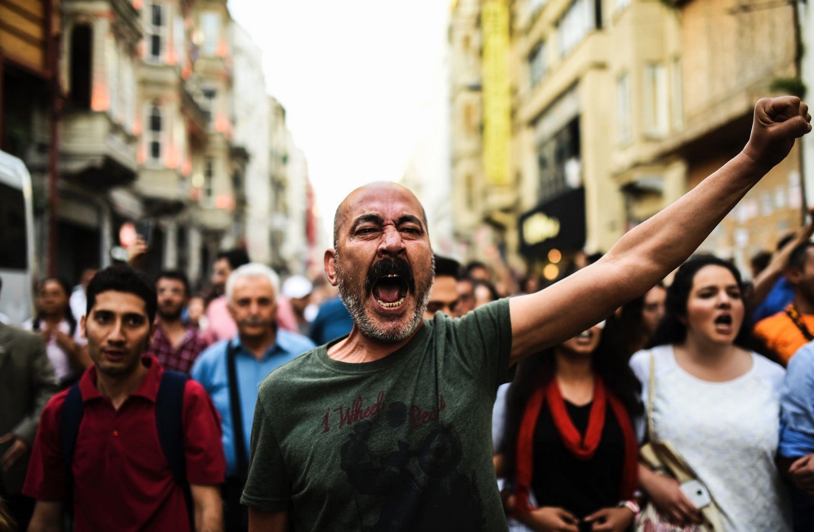 Manifestantes corean consignas en el tercer aniversario del inicio de las protestas del Parque Gezi .