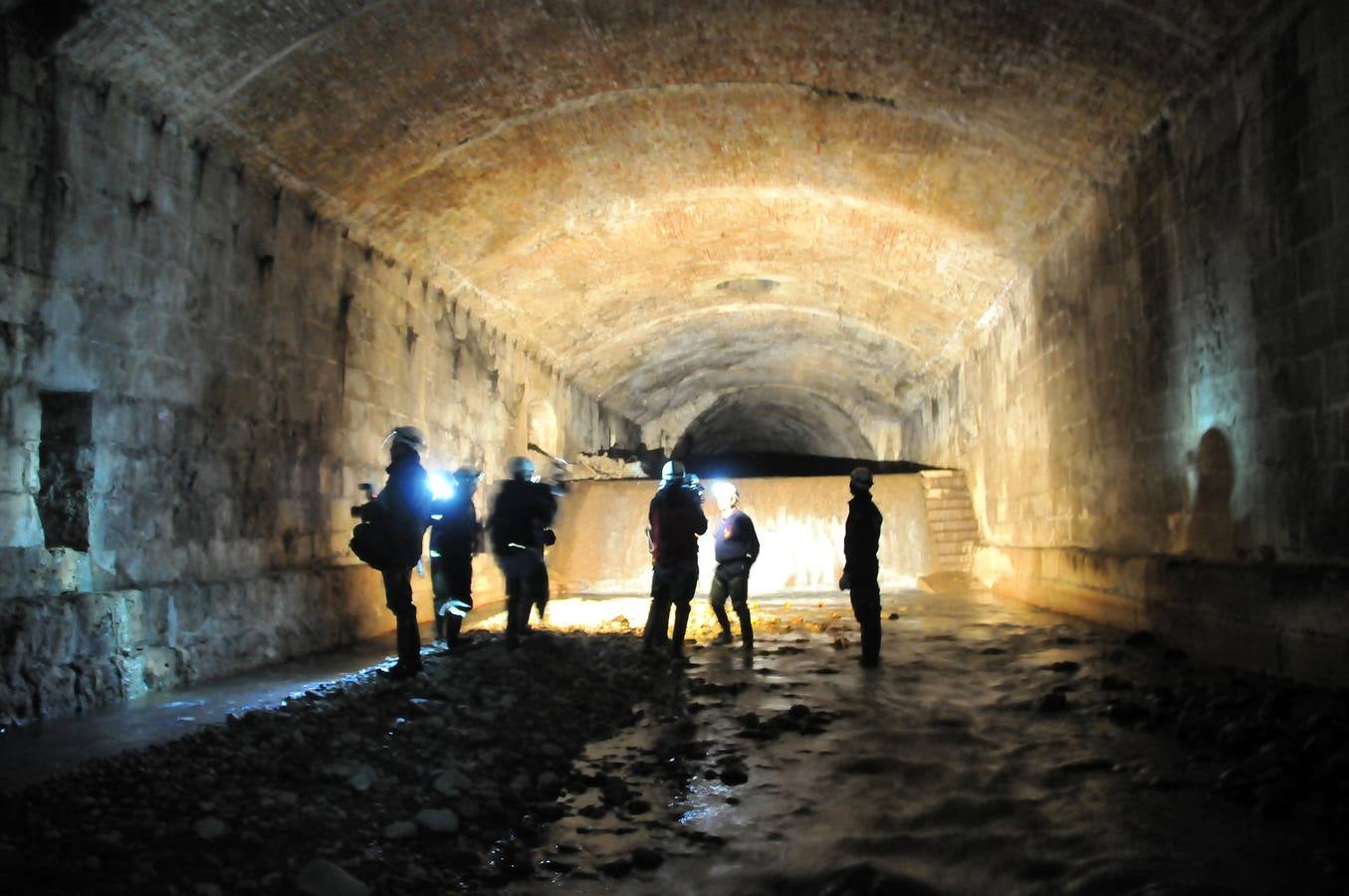 El lugar donde estaba el Puente del Carbón es hoy un salto de agua para parar avenidas.