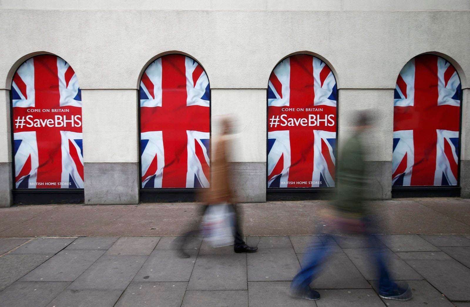 Las personas pasan junto a la sede del minorista British Home Stores
