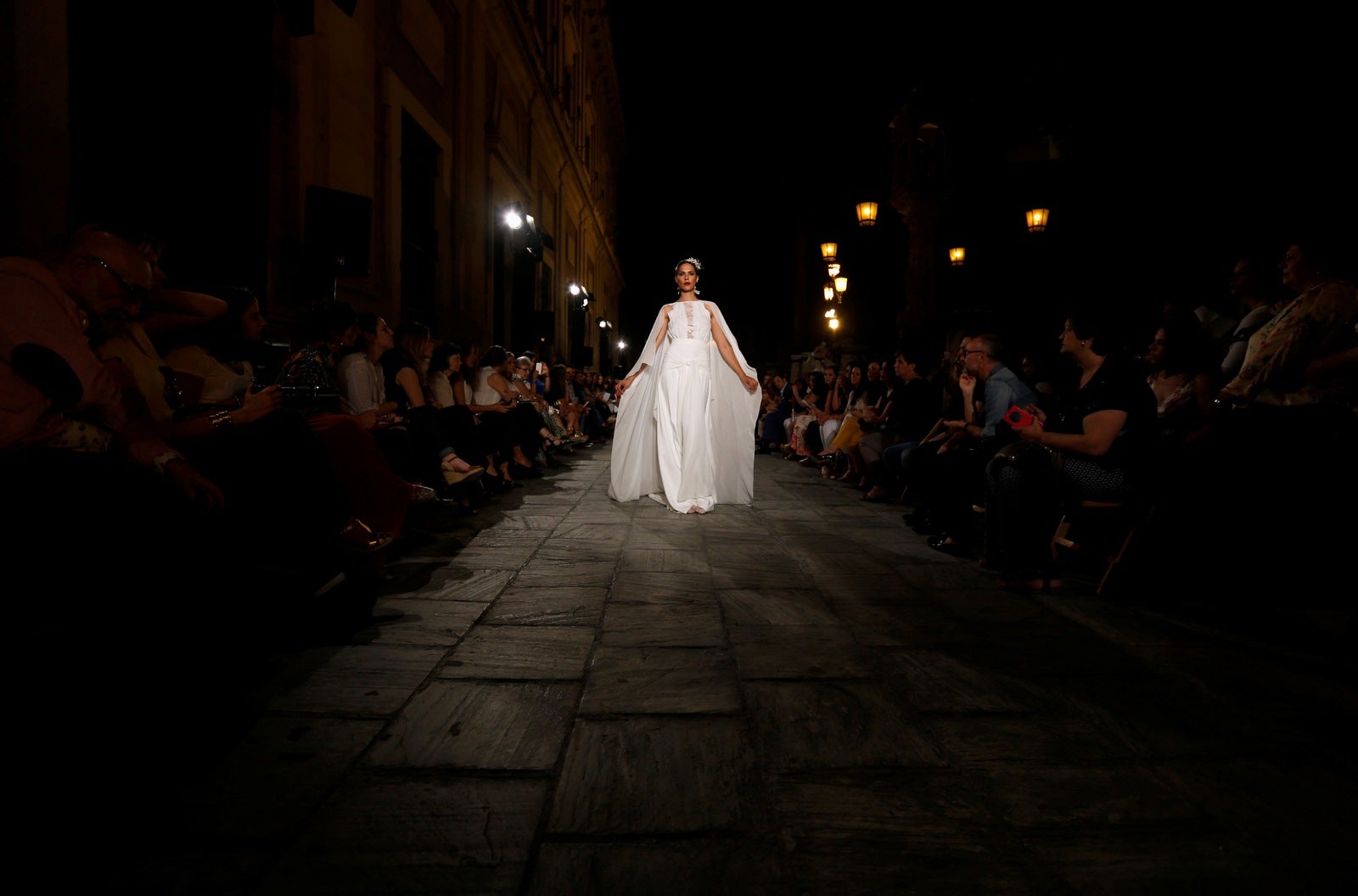 Una modelo presenta una creación de Maria Jose Suarez en "SIQ Sevilla Artesanía y Moda" en la capital andaluza de Sevilla