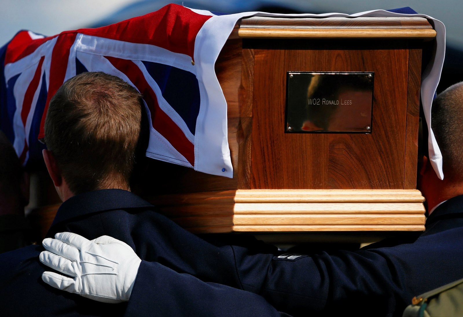 El personal de la Fuerza de Defensa de Australia llevan ataúdes