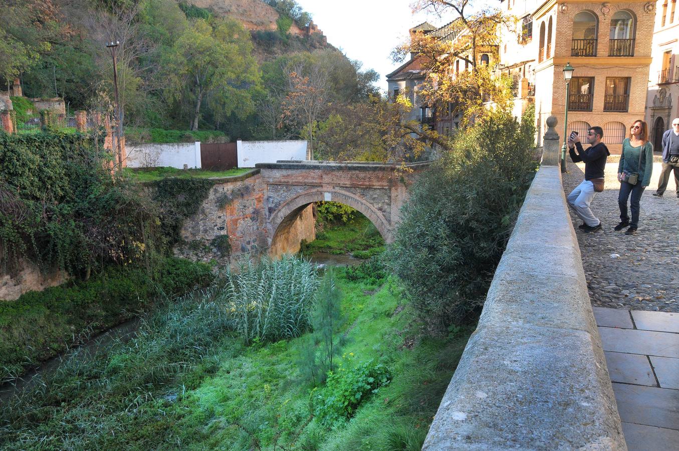 Puente de las Chirimías, junto al Paseo de los Tristes.