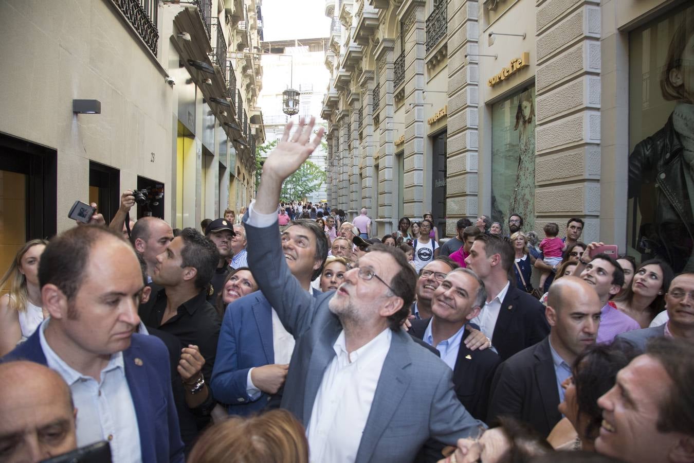 Rajoy dice que hay algunos españoles &quot;un poco malos, pero los vamos a derrotar el 26J&quot;