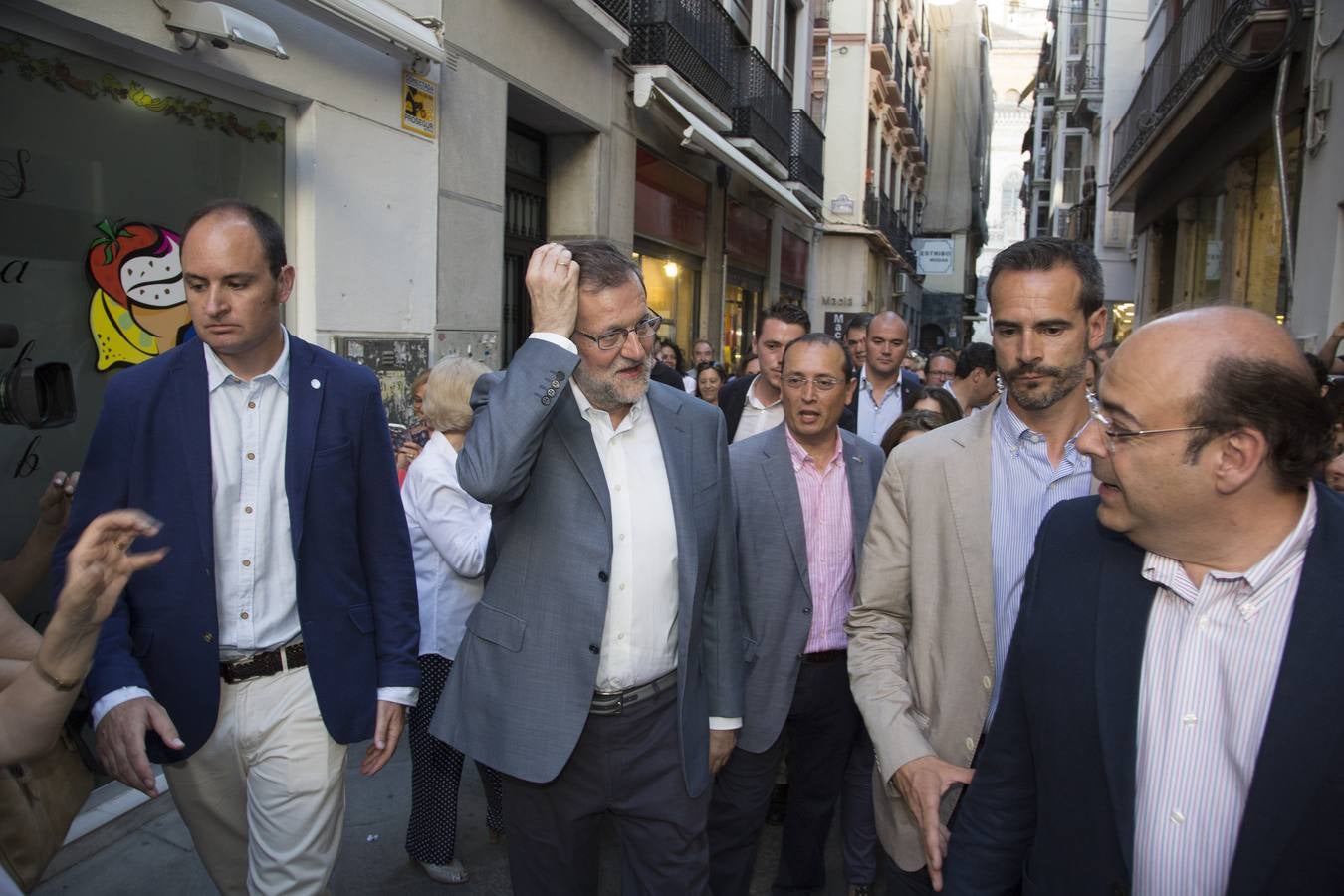 Rajoy dice que hay algunos españoles &quot;un poco malos, pero los vamos a derrotar el 26J&quot;