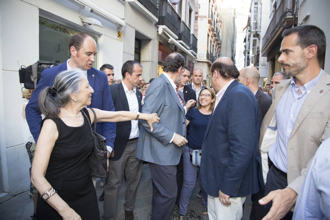 Rajoy dice que hay algunos españoles &quot;un poco malos, pero los vamos a derrotar el 26J&quot;