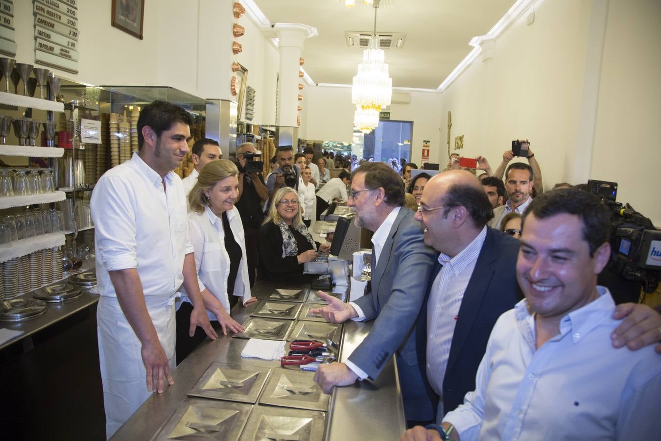 Rajoy dice que hay algunos españoles &quot;un poco malos, pero los vamos a derrotar el 26J&quot;