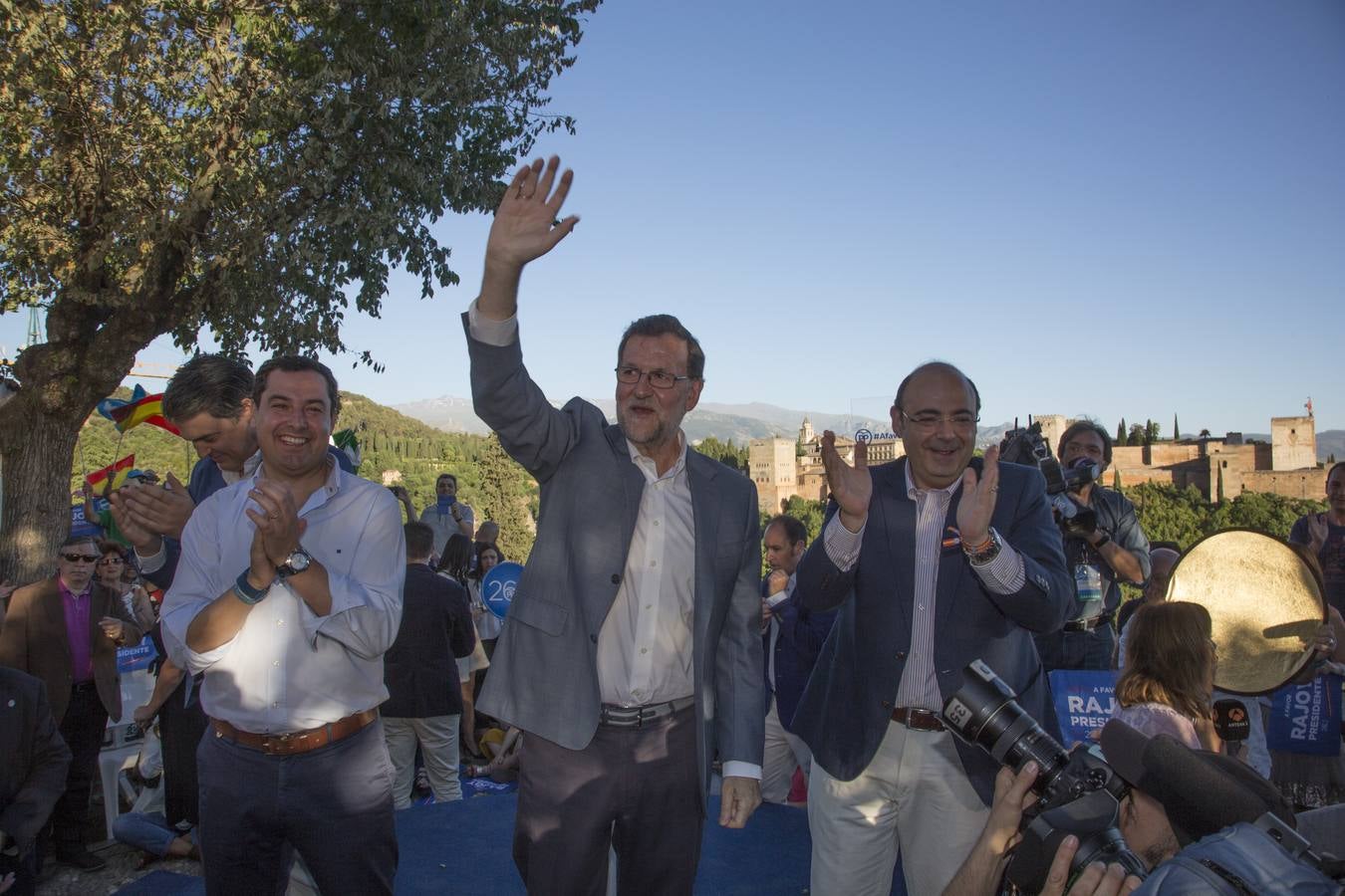 Rajoy dice que hay algunos españoles &quot;un poco malos, pero los vamos a derrotar el 26J&quot;