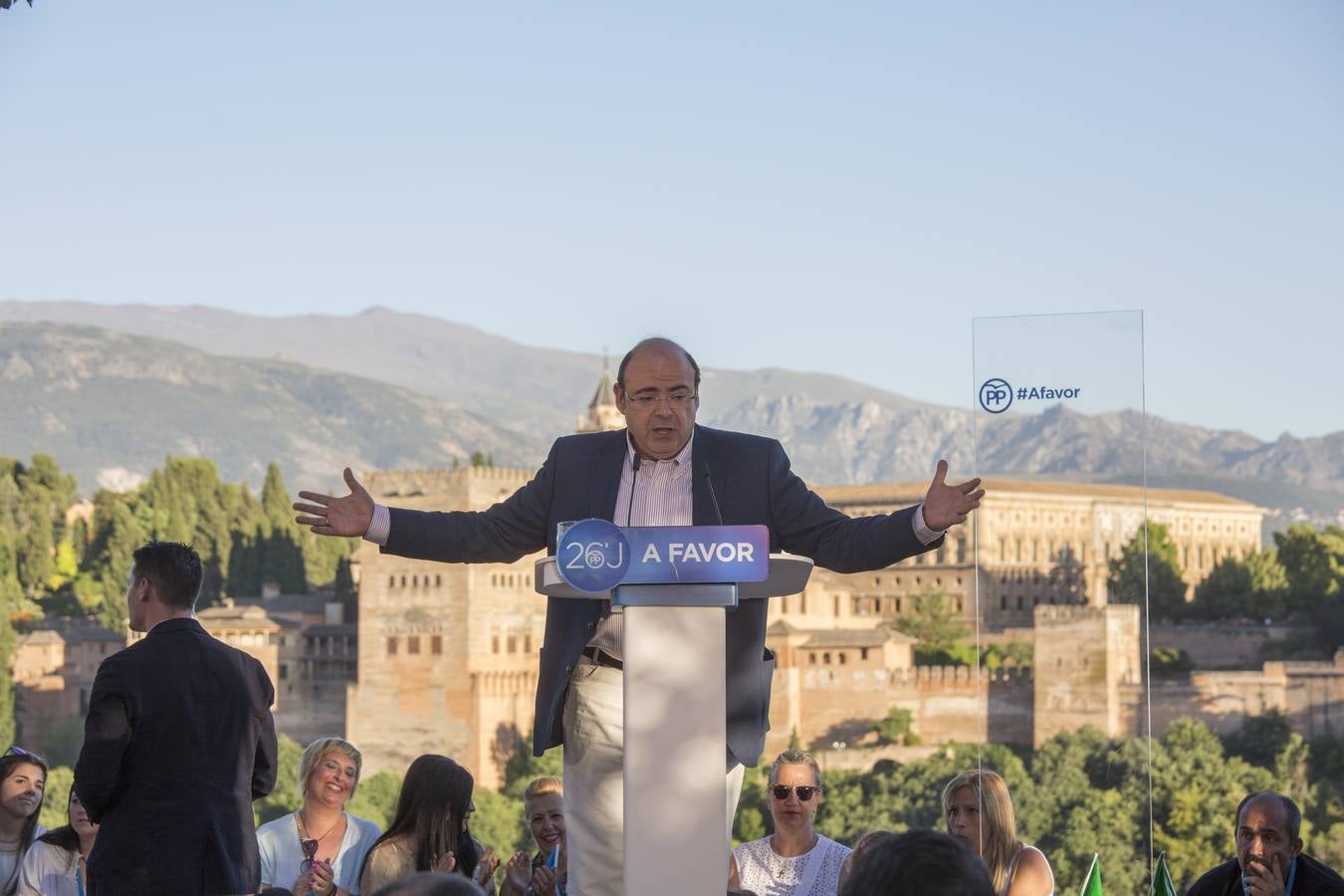 Rajoy dice que hay algunos españoles &quot;un poco malos, pero los vamos a derrotar el 26J&quot;