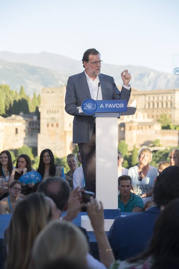 Rajoy dice que hay algunos españoles &quot;un poco malos, pero los vamos a derrotar el 26J&quot;