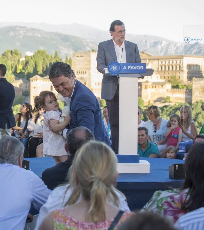 Rajoy dice que hay algunos españoles &quot;un poco malos, pero los vamos a derrotar el 26J&quot;