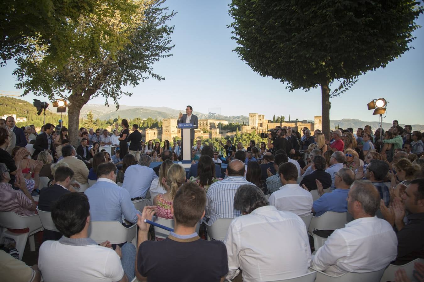 Rajoy dice que hay algunos españoles &quot;un poco malos, pero los vamos a derrotar el 26J&quot;