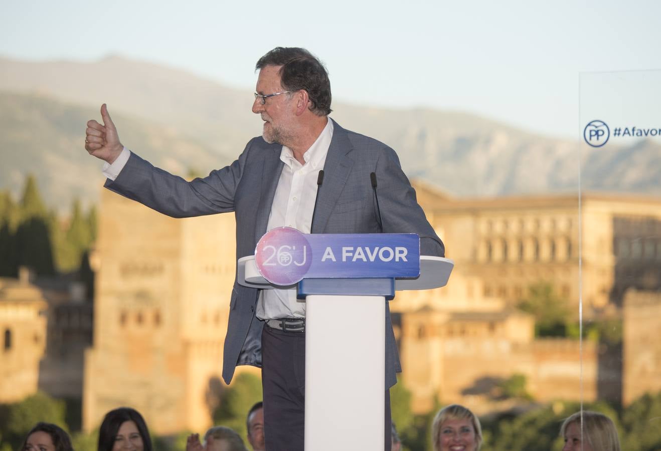 Rajoy dice que hay algunos españoles &quot;un poco malos, pero los vamos a derrotar el 26J&quot;