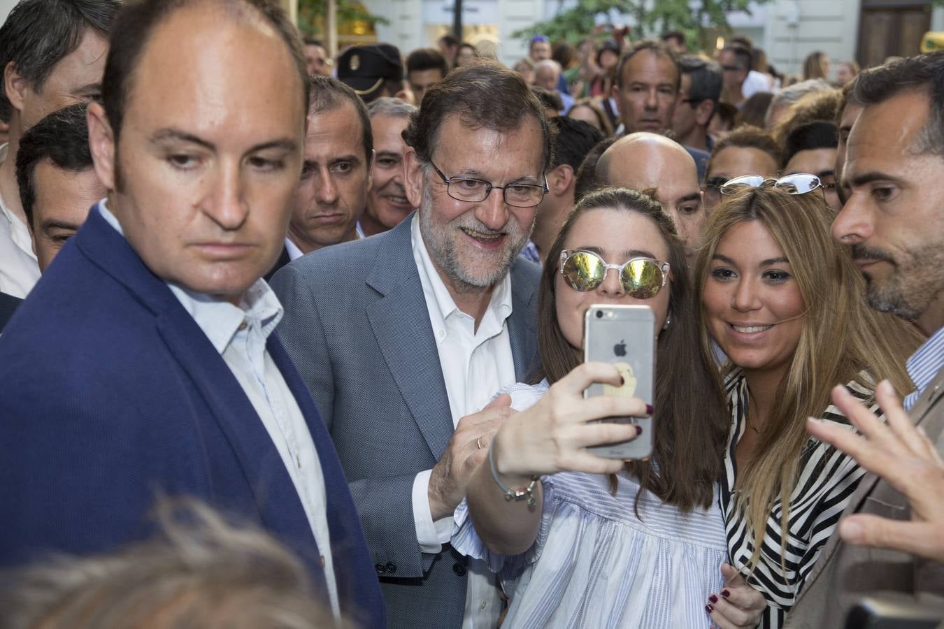 Rajoy dice que hay algunos españoles &quot;un poco malos, pero los vamos a derrotar el 26J&quot;