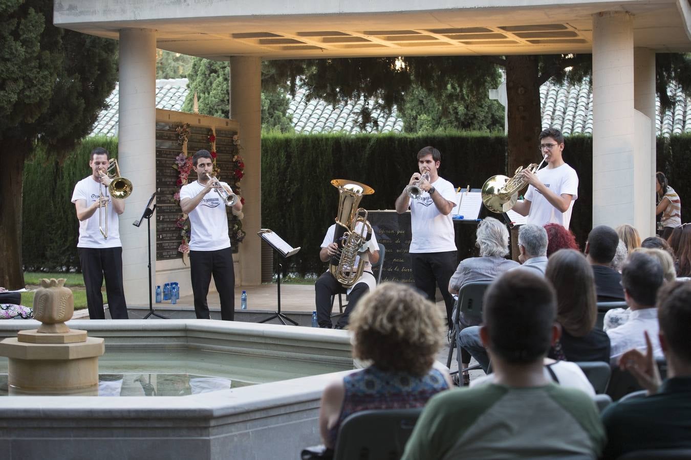 Música de Albéniz y Bach entre cipreses