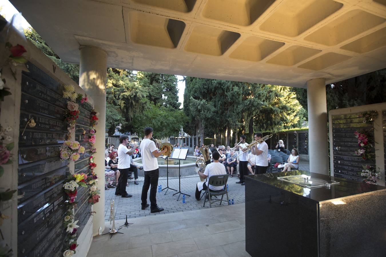 Música de Albéniz y Bach entre cipreses