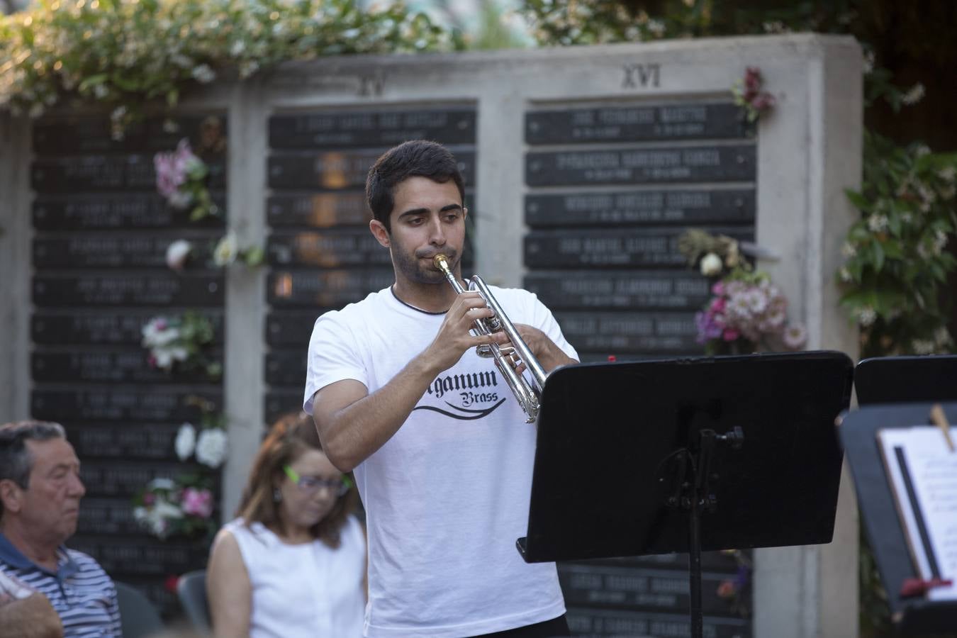 Música de Albéniz y Bach entre cipreses