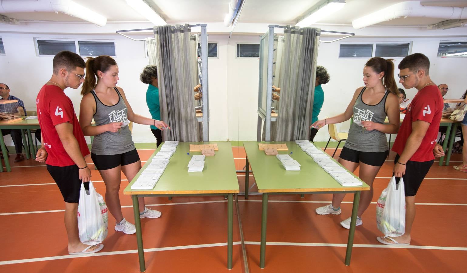 La jornada electoral en Granada, en imágenes