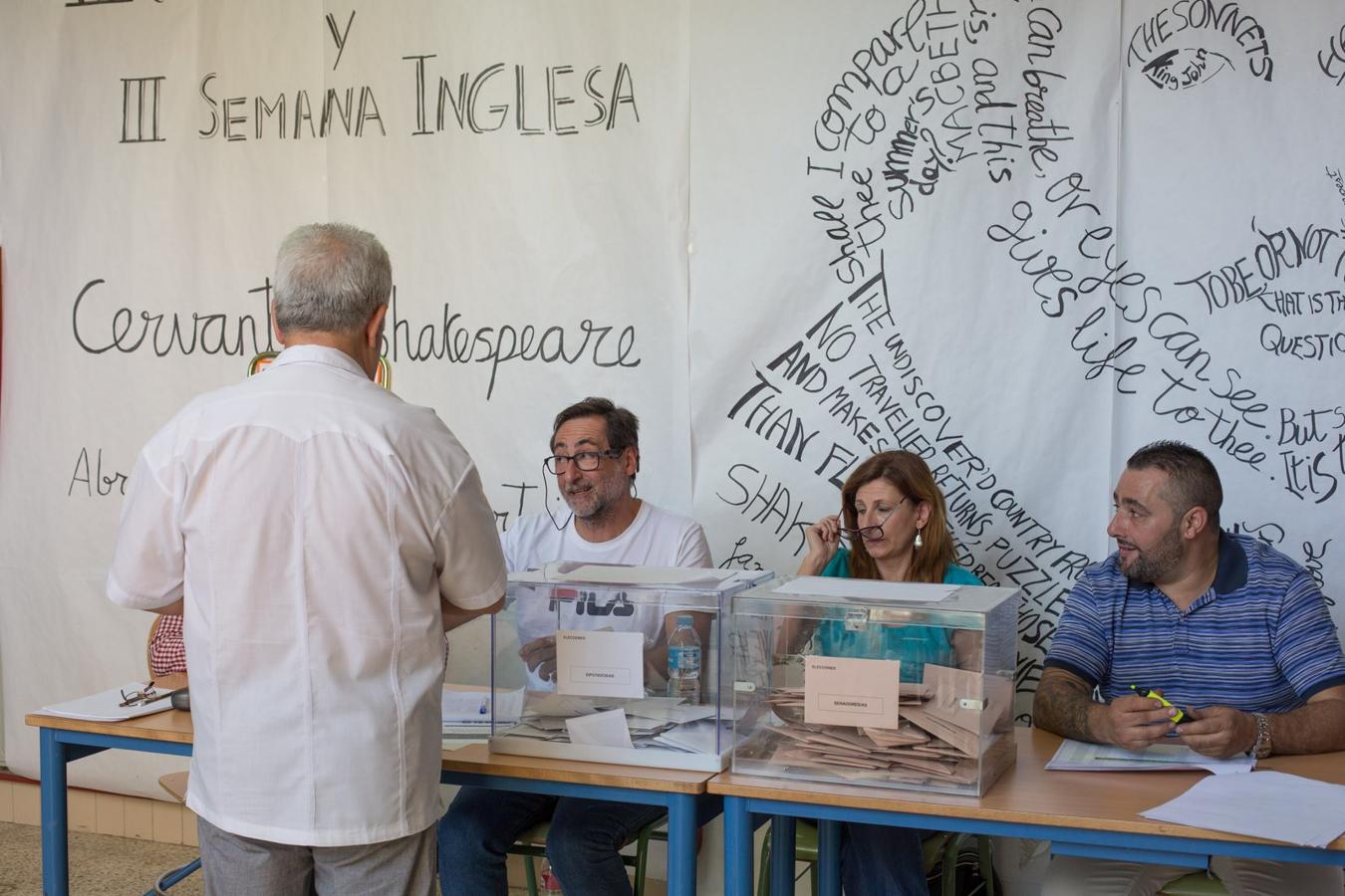 Las fotografías clave de la jornada electoral en Granada