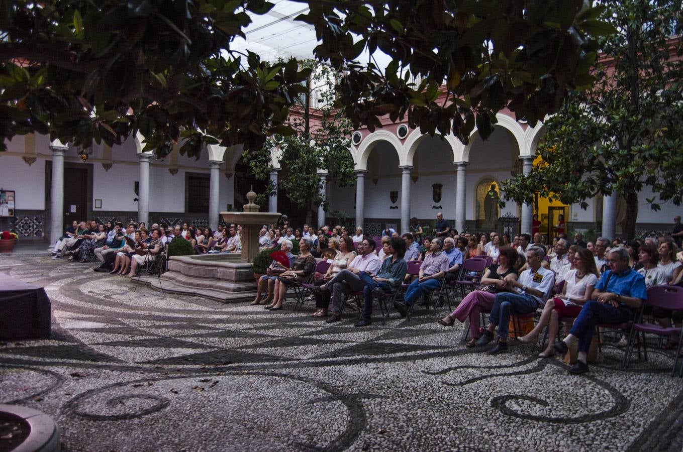 Sonidos de capilla y corte en el Patio Consistorial
