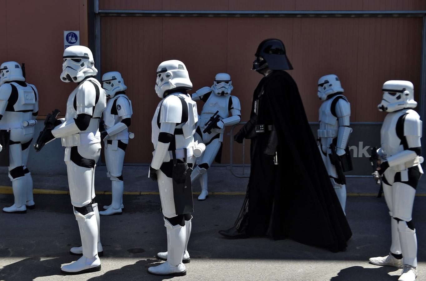 Personas que llevaban trajes de Star Wars durante el desfile en Metropoli (Media cultura y espectáculos Festival) en Gijón