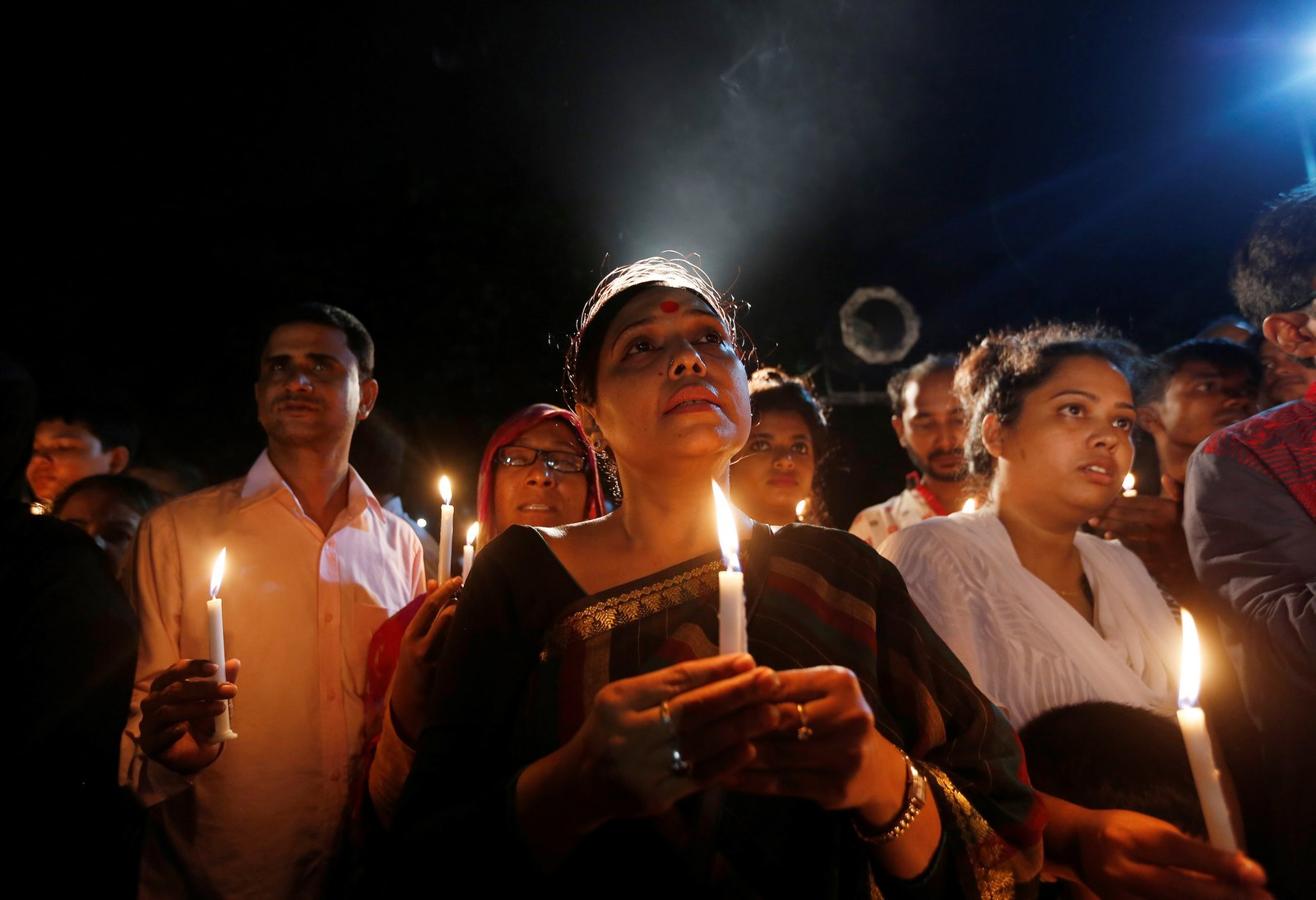 La gente asiste a una vigilia con velas por las víctimas del ataque a la Holey Panadería Artesanal y la O'Kitchen restaurante, en Dhaka, Bangladesh