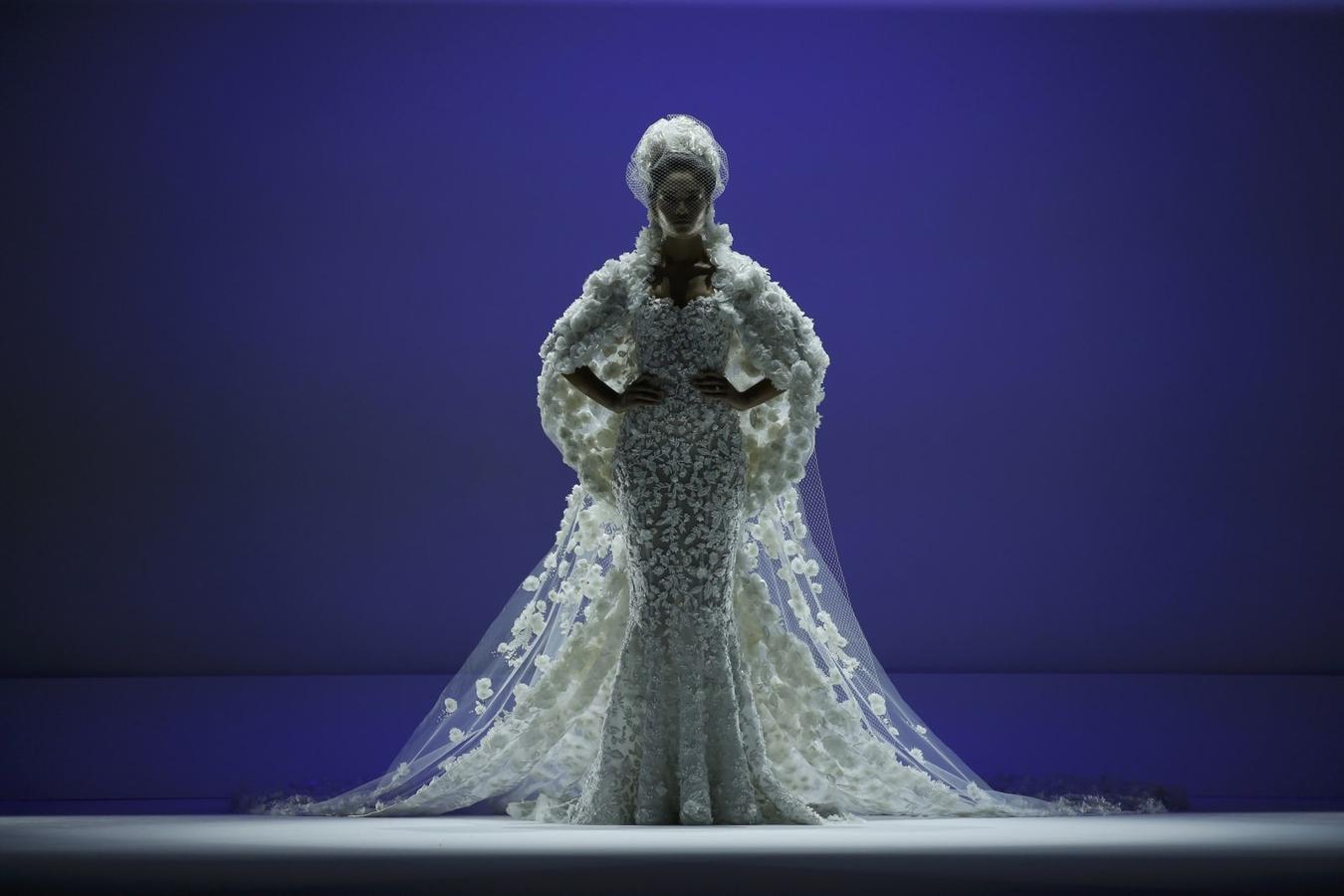 Una modelo presenta una creación de los diseñadores australianos Tamara Ralph y Michael Russo como parte de su alta costura otoño / invierno 2016/2017 colección para la casa de moda británica Ralph &amp; Russo en París, Francia