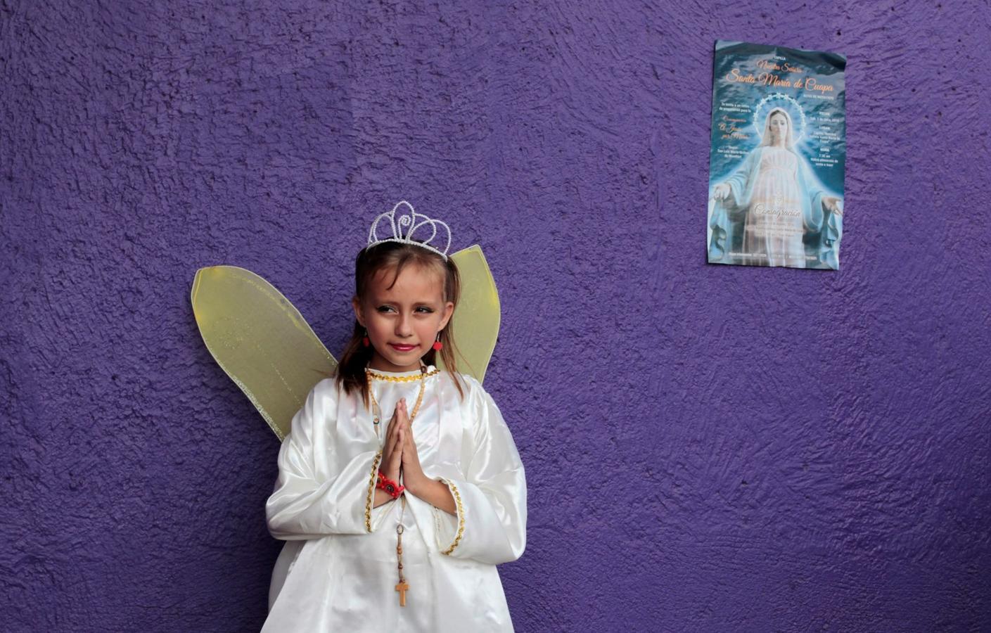 Una niña vestida como un ángel participa en una procesión de "Sangre de Cristo" en la Catedral Metropolitana de Managua, Nicaragua