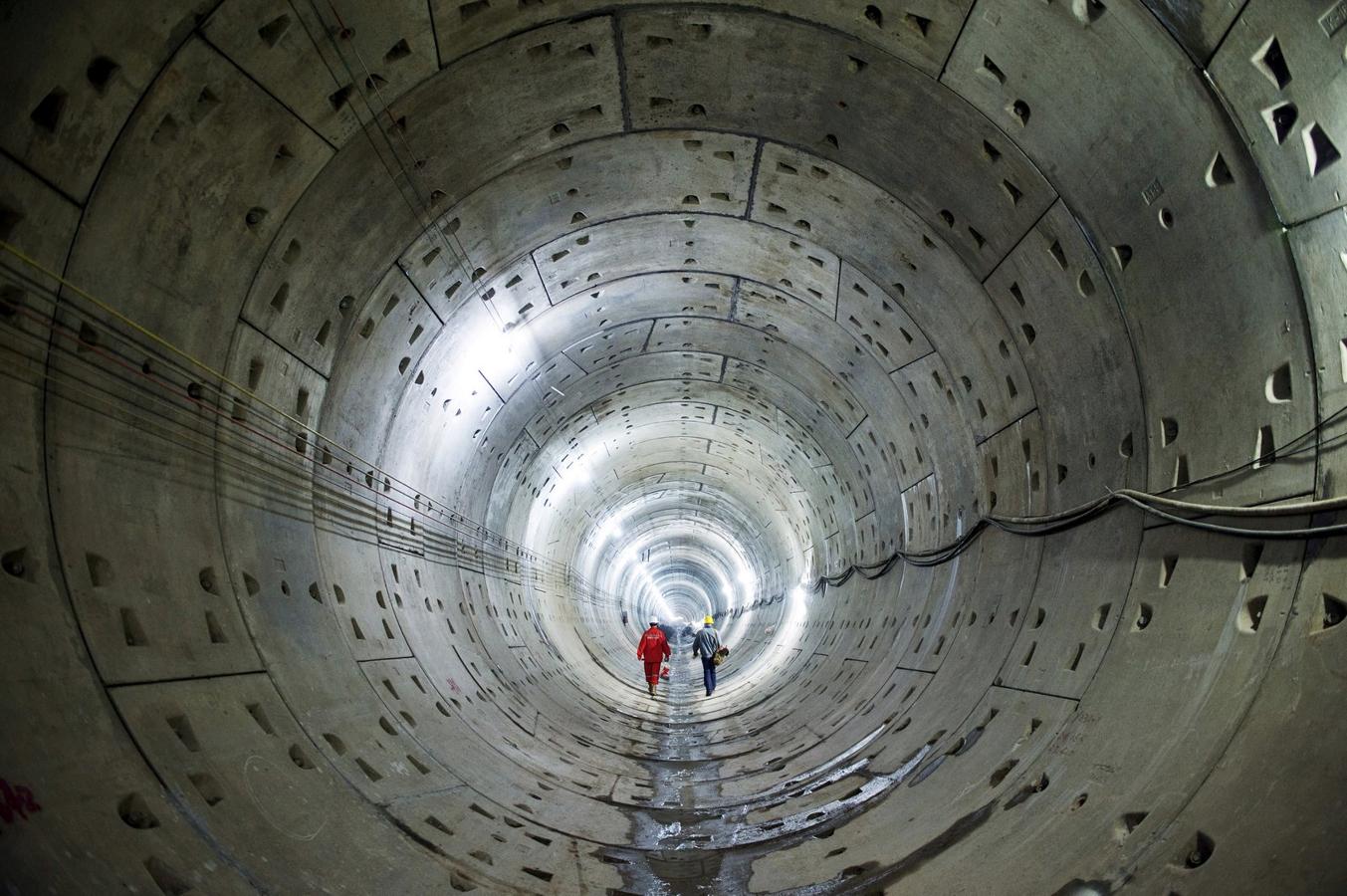 Los trabajadores caminan a lo largo del túnel en construcción del metro en Changsha, provincia de Hunan, China