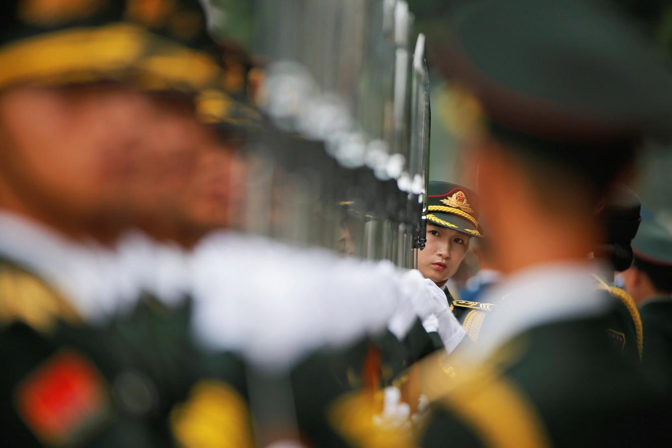 Guardias de honor se preparan para la ceremonia de bienvenida el primer ministro griego Alexis Tsipras en el Gran Palacio del Pueblo en Beijing, China.