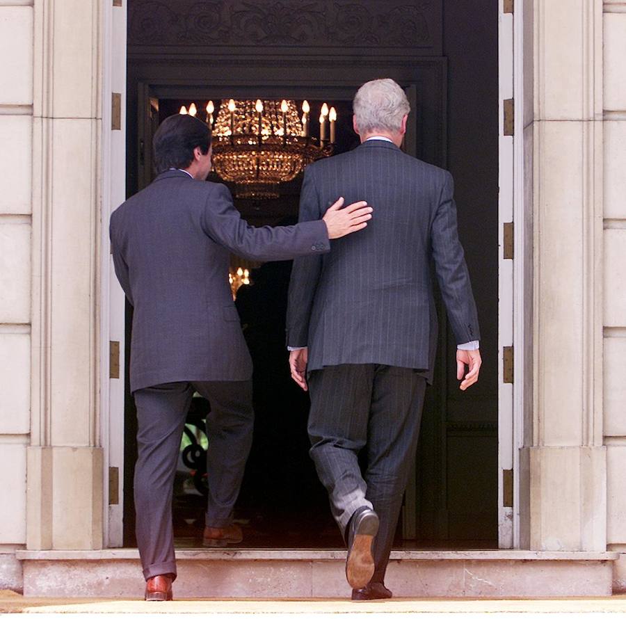 José María Aznar acompaña a Bill Clinton al interior del Palacio de la Moncloa.