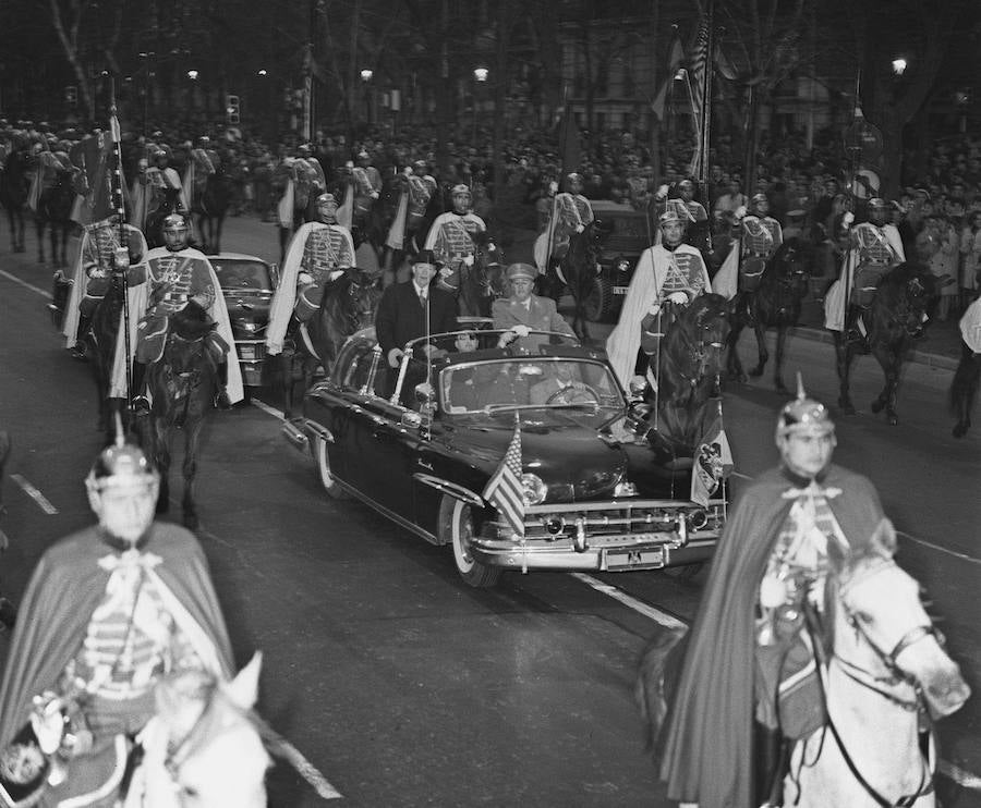 Dwight D. Eisenhower y Francisco Franco recorren las calles de Madrid.