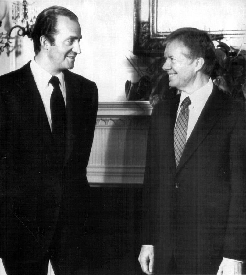 El rey Juan Carlos I recibe al presidente Jimmy Carter en junio de 1980.