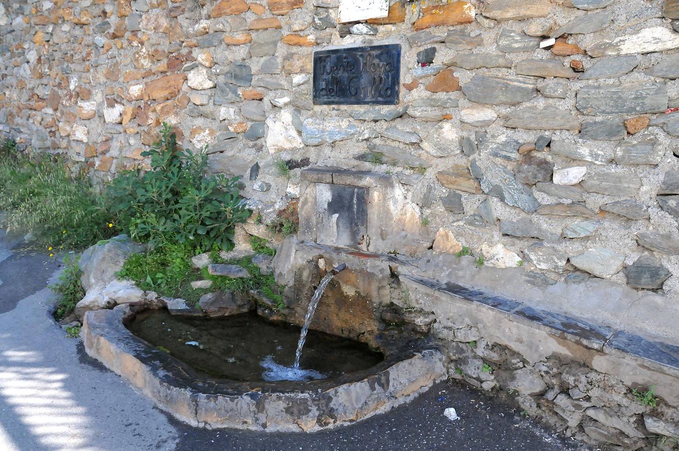 Fuente del Grillo, en Lanjarón, junto al río.